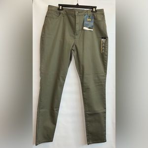NWT. Lee Jeans Stretch Denim Slim Fit Skinny Leg Mid Rise Size 18 M